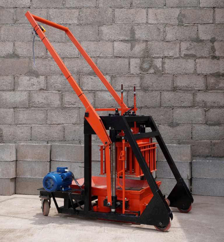 Diseño y fabricación de componentes para maquinaria bloquera.